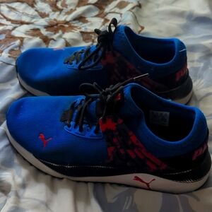 Boys 6.5 big kid Puma sneakers